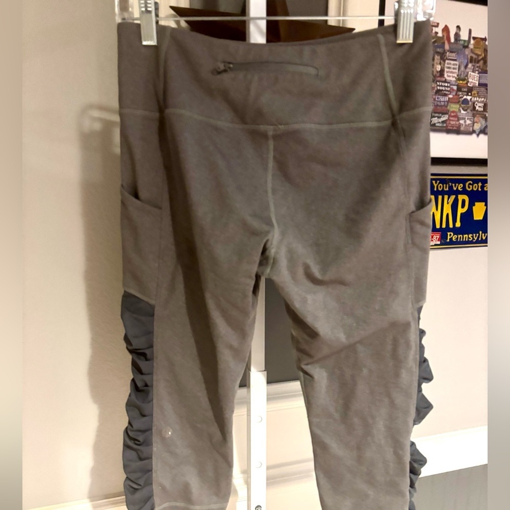 Lululemon "In The Flow Crop” Leggings Size 8 - Picture 2 of 4